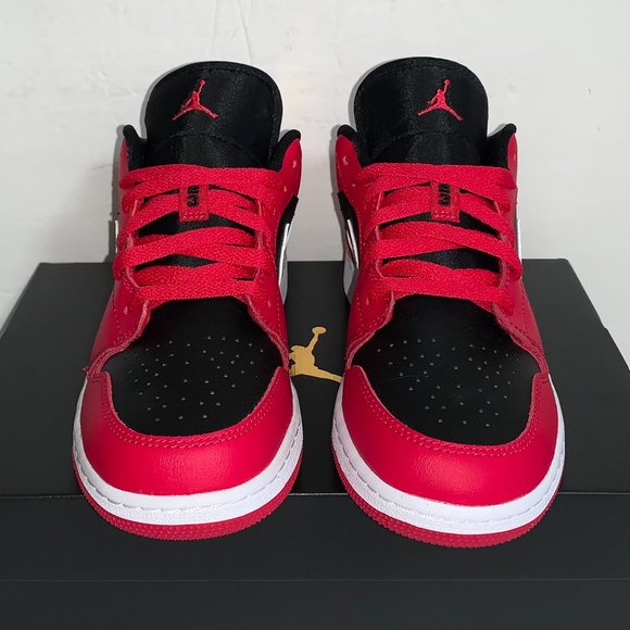 Jordan 1 Low Black Very Berry GS 7Y/8.5W - Picture 3 of 6
